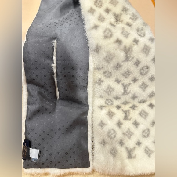 Louis Vuitton Monogram White Mink Stole - Picture 7 of 8